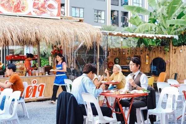 森崎ウィン＆向井康二『（LOVE SONG）』“両片思い”の2人がバンコクで運命の再会…場面写真解禁