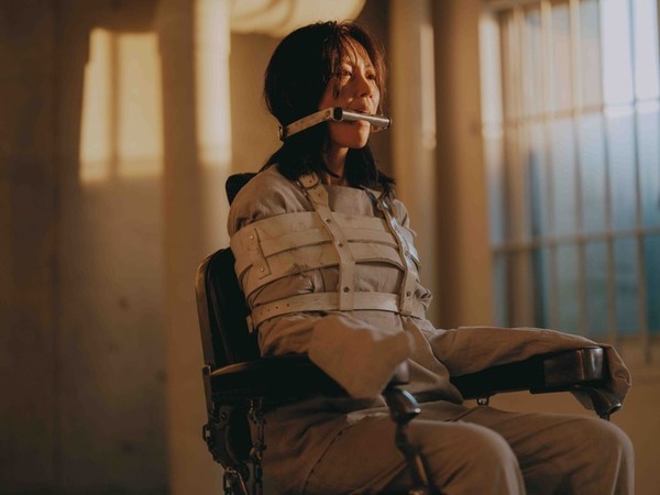 木村佳乃“謎のおんな”に眞栄田郷敦「すごく狂気的」『カラダ探し THE LAST NIGHT』場面写真