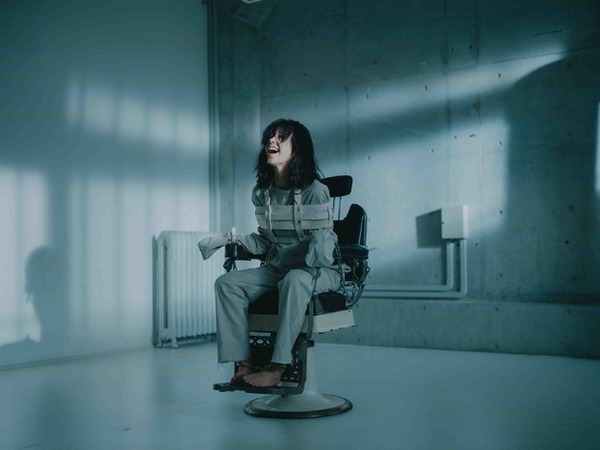 木村佳乃“謎のおんな”に眞栄田郷敦「すごく狂気的」『カラダ探し THE LAST NIGHT』場面写真