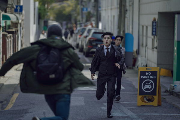 リアルタイム配信で連続殺人鬼に迫る！カン・ハヌル主演『殺人配信』予告映像