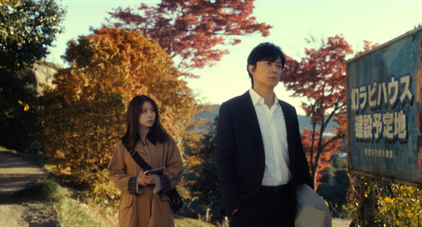 福山雅治＆有村架純、事件追う“叔父姪”バディほか怪しい登場人物捉える『ブラック・ショーマン』新場面写真