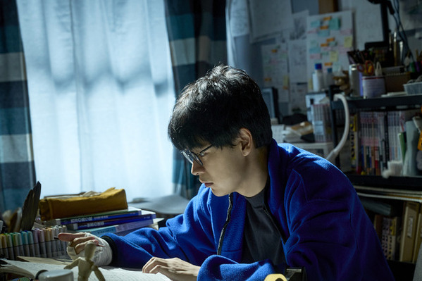 福山雅治＆有村架純、事件追う“叔父姪”バディほか怪しい登場人物捉える『ブラック・ショーマン』新場面写真