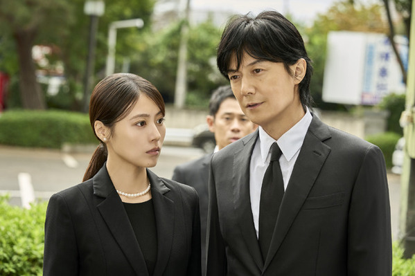 福山雅治＆有村架純、事件追う“叔父姪”バディほか怪しい登場人物捉える『ブラック・ショーマン』新場面写真