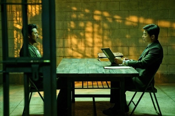 イ・ソンギュン“大佐”が苦悩の表情浮かべる…チョ・ジョンソク“弁護士"との対面シーン『大統領暗殺裁判　16日間の真実』本編映像