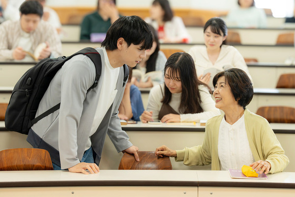 豆原一成＆市毛良枝、“孫と祖母”の暮らしぶりとらえる『富士山と、コーヒーと、しあわせの数式』新写真