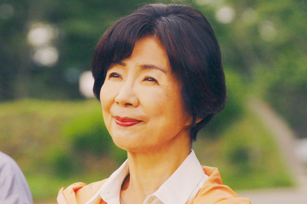 豆原一成＆市毛良枝、“孫と祖母”の暮らしぶりとらえる『富士山と、コーヒーと、しあわせの数式』新写真