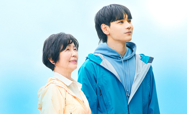 豆原一成＆市毛良枝、“孫と祖母”の暮らしぶりとらえる『富士山と、コーヒーと、しあわせの数式』新写真