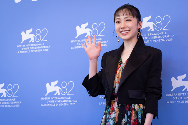 芦田愛菜「ジャンヌ・ダルクやエリザベス1世の作品や映像を見て」役作り　ヴェネチアで語る『果てしなきスカーレット』