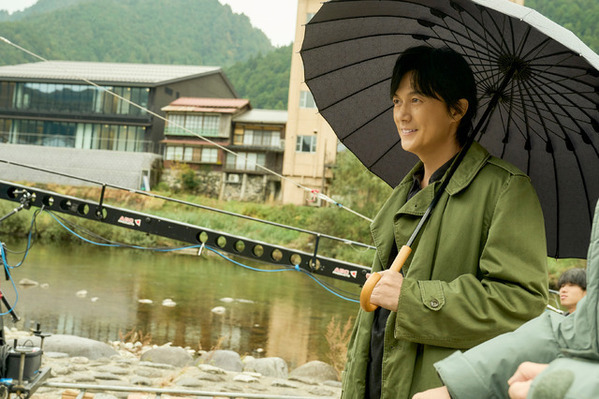 「福山さんは全てに対して努力で形にされてきた方」『ブラック・ショーマン』福山雅治＆有村架純SP対談 オフショット写真も