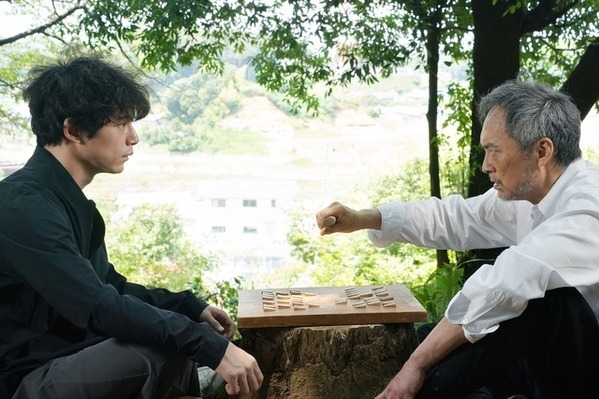 坂口健太郎＆渡辺謙ら釜山へ『盤上の向日葵』韓国公開決定、海外版ポスター完成