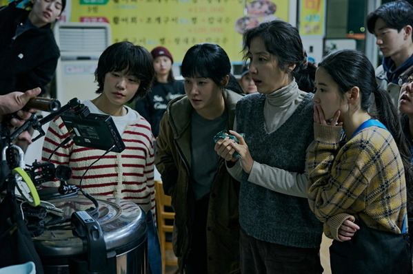 登場人物の心理を表現する空間や色彩へのこだわり『侵蝕』制作秘話 和やかメイキングカットも解禁