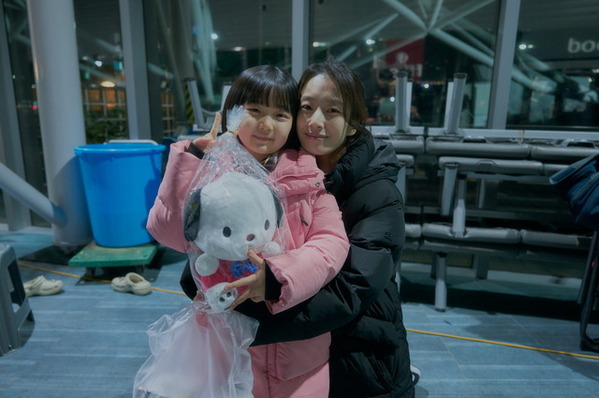 登場人物の心理を表現する空間や色彩へのこだわり『侵蝕』制作秘話 和やかメイキングカットも解禁