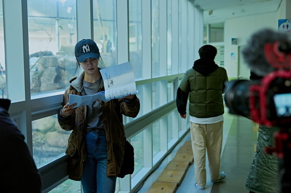 登場人物の心理を表現する空間や色彩へのこだわり『侵蝕』制作秘話 和やかメイキングカットも解禁