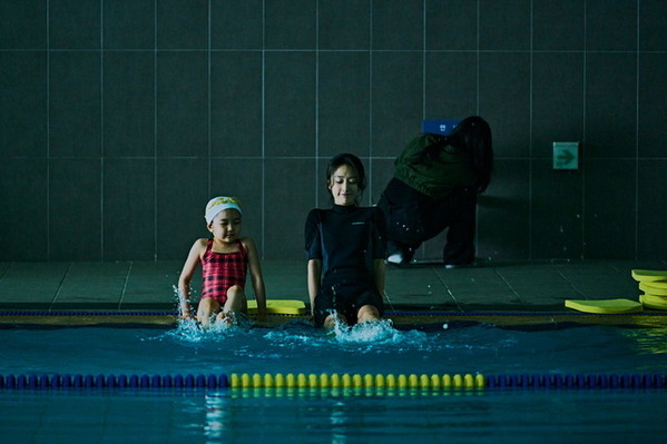 登場人物の心理を表現する空間や色彩へのこだわり『侵蝕』制作秘話 和やかメイキングカットも解禁