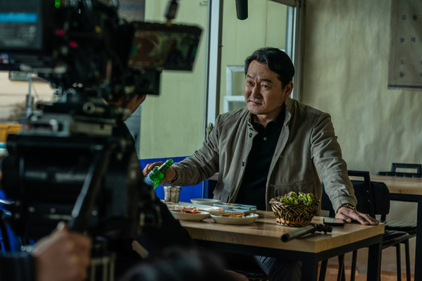 ハ・ジョンウ＆キム・ナムギル、自身の演じたキャラクターについて語る『ブロークン 復讐者の夜』メイキング映像