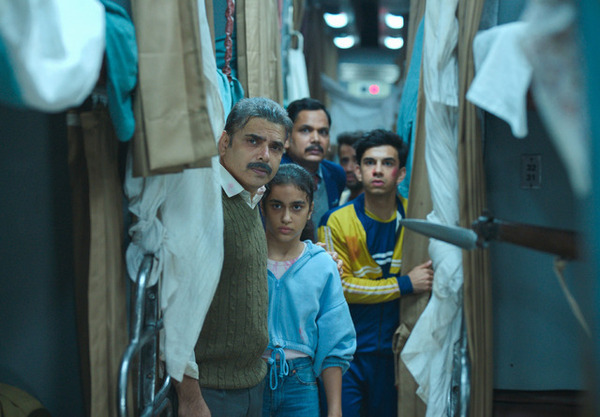 特殊部隊員vs武装強盗団！寝台列車内の人物捉える インドアクション『KILL 超覚醒』ポスター＆場面写真