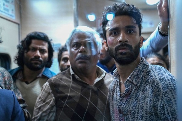 特殊部隊員vs武装強盗団！寝台列車内の人物捉える インドアクション『KILL 超覚醒』ポスター＆場面写真