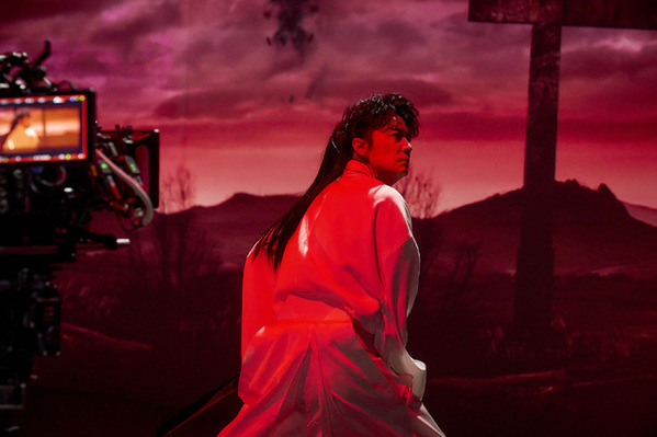 “「ガリレオ」からの最強タッグ” 東野圭吾×福山雅治対談　『ブラック・ショーマン』場面写真・メイキング写真解禁