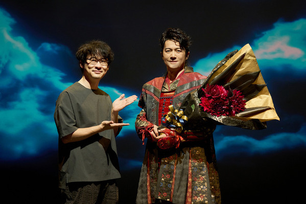 “「ガリレオ」からの最強タッグ” 東野圭吾×福山雅治対談　『ブラック・ショーマン』場面写真・メイキング写真解禁