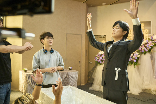 “「ガリレオ」からの最強タッグ” 東野圭吾×福山雅治対談　『ブラック・ショーマン』場面写真・メイキング写真解禁