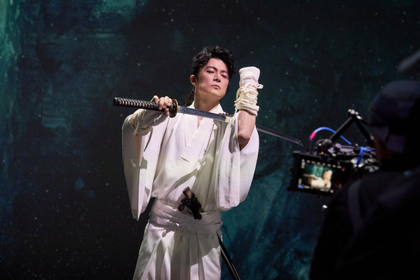 “「ガリレオ」からの最強タッグ” 東野圭吾×福山雅治対談　『ブラック・ショーマン』場面写真・メイキング写真解禁