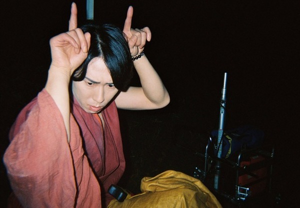 水上恒司＆山下美月＆宮舘涼太、互いを撮影『火喰鳥を、喰う』オフショット