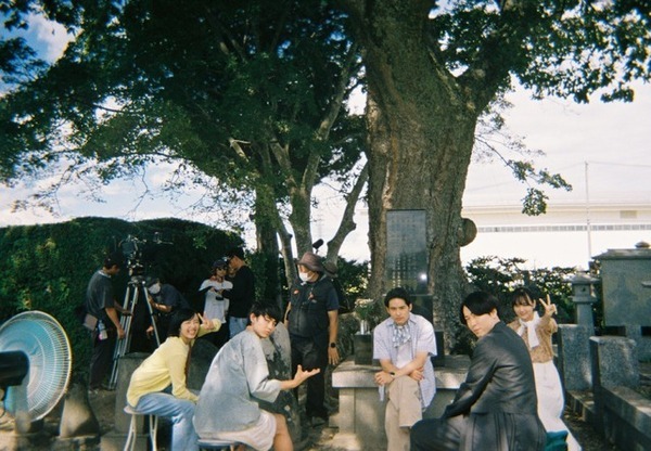 水上恒司＆山下美月＆宮舘涼太、互いを撮影『火喰鳥を、喰う』オフショット