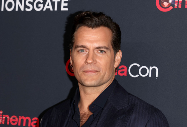 ヘンリー・ガヴィル、リメイク版『ハイランダー 悪魔の戦士』のトレーニング中に負傷 撮影開始が今秋から来年初頭に延期に