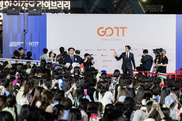 坂東龍汰も釜山入り「ライオンの隠れ家」韓国グローバルOTTアワード最多3部門ノミネート