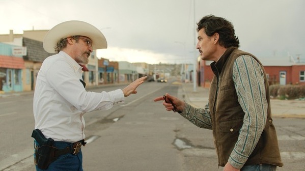 コロナ禍で起こった小さな町の選挙戦が暴動に発展!? アリ・アスター監督『エディントンへようこそ』予告＆シーン写真