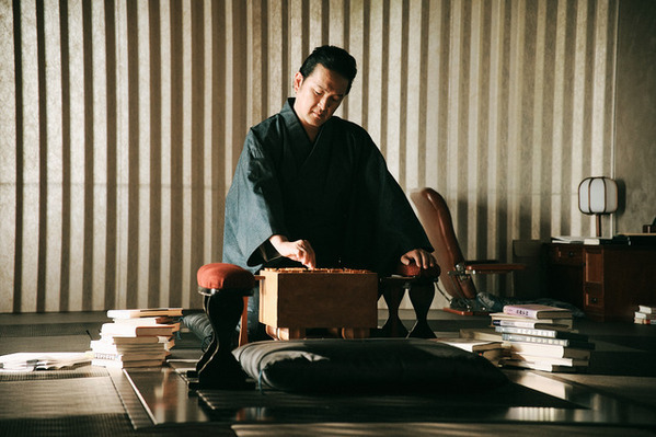 森愁斗＆山口紗弥加＆中村獅童ら将棋の名門“結城家”の面々捉えた場面写真　 のん主演「MISS KING / ミス・キング」