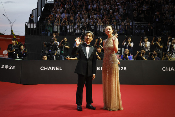 「忘れられない夜」ハン・ヒョジュ、岡田准一ら、釜山国際映画祭オープニングセレモニーに登場