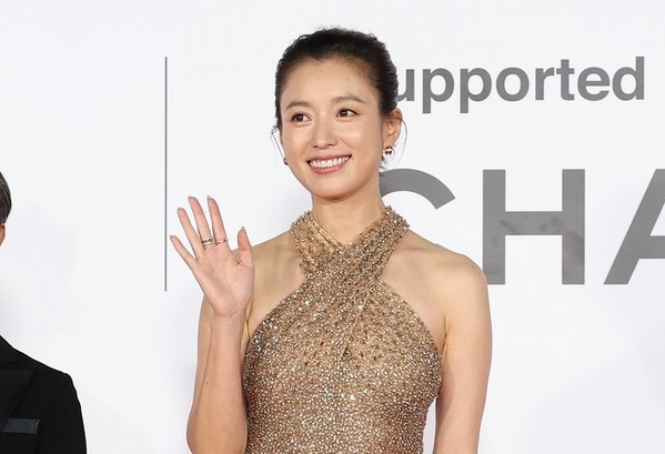 「忘れられない夜」ハン・ヒョジュ、岡田准一ら、釜山国際映画祭オープニングセレモニーに登場