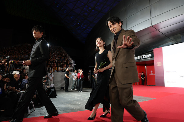 「忘れられない夜」ハン・ヒョジュ、岡田准一ら、釜山国際映画祭オープニングセレモニーに登場