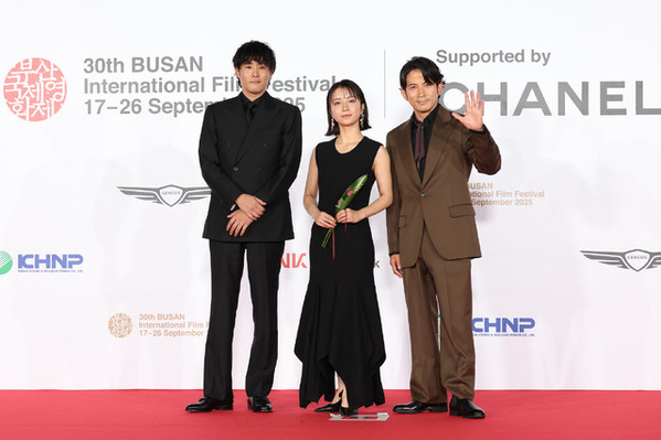 「忘れられない夜」ハン・ヒョジュ、岡田准一ら、釜山国際映画祭オープニングセレモニーに登場