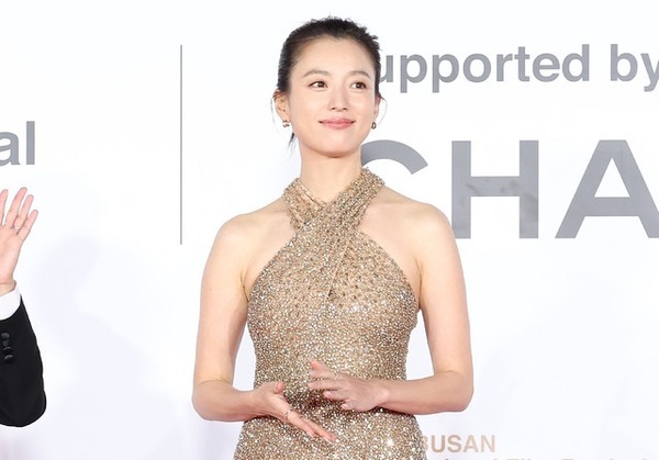 「忘れられない夜」ハン・ヒョジュ、岡田准一ら、釜山国際映画祭オープニングセレモニーに登場