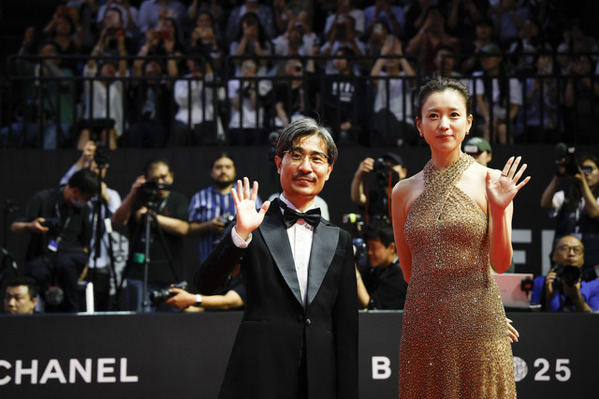 「忘れられない夜」ハン・ヒョジュ、岡田准一ら、釜山国際映画祭オープニングセレモニーに登場