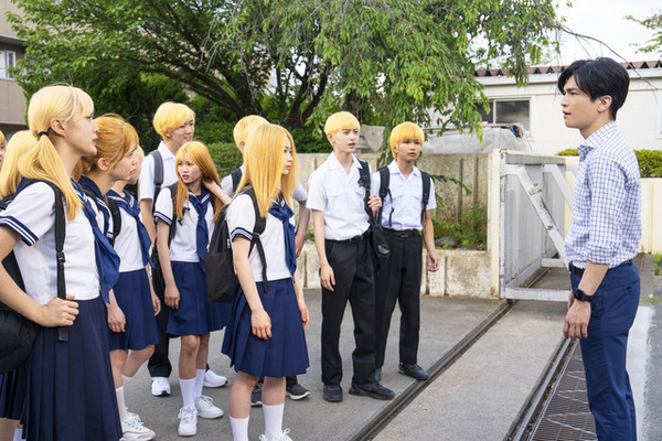 “イタい”中学校教師・岩田剛典、ギャップ全開の姿捉える『金髪』場面写真