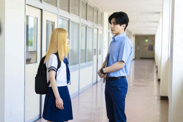 “イタい”中学校教師・岩田剛典、ギャップ全開の姿捉える『金髪』場面写真