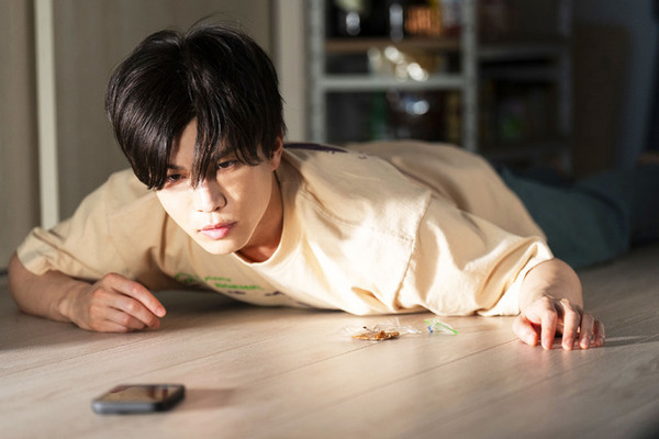 “イタい”中学校教師・岩田剛典、ギャップ全開の姿捉える『金髪』場面写真