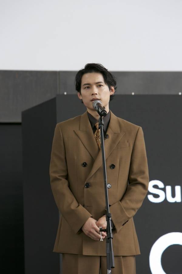 松村北斗「幸せに楽しめています」奥山由之監督と釜山国際映画祭野外グリーティングに登壇