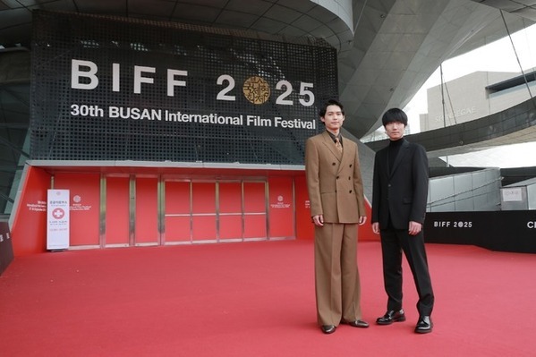 松村北斗「幸せに楽しめています」奥山由之監督と釜山国際映画祭野外グリーティングに登壇