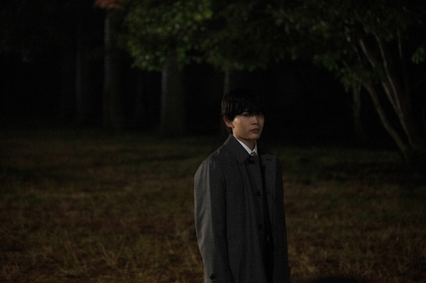 長尾謙杜「現代の若者の態度や考え方を“表現”」青江の場面写真公開『俺ではない炎上』