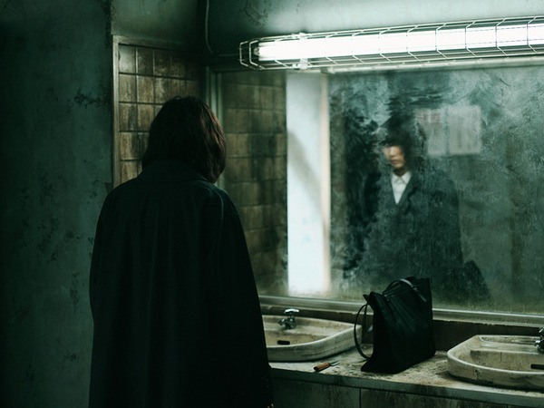 “汚すぎる公衆トイレ”に“鼻血屋さん”…のん主演「MISS KING / ミス・キング」第1話の冒頭シーン