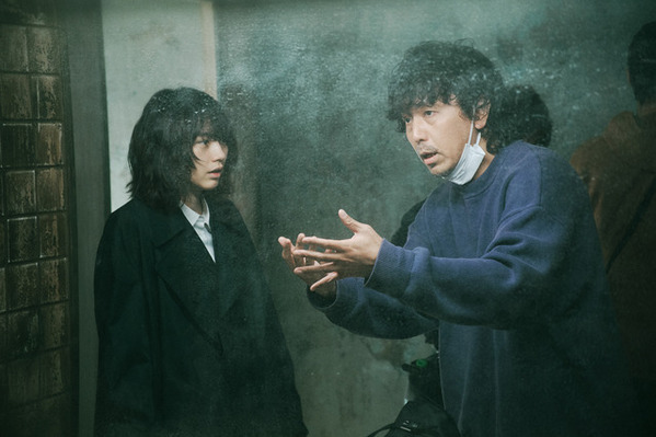 “汚すぎる公衆トイレ”に“鼻血屋さん”…のん主演「MISS KING / ミス・キング」第1話の冒頭シーン