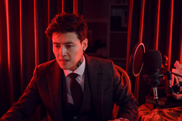 カン・ハヌル“ウサン”、行方不明女性の部屋で見たものは…『殺人配信』本編映像