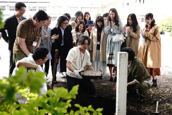 タイムカプセルから出てきたのは、顔が塗りつぶされた卒業アルバム…間宮祥太朗＆新木優子主演のミステリー「良いこと悪いこと」第1話あらすじ公開　