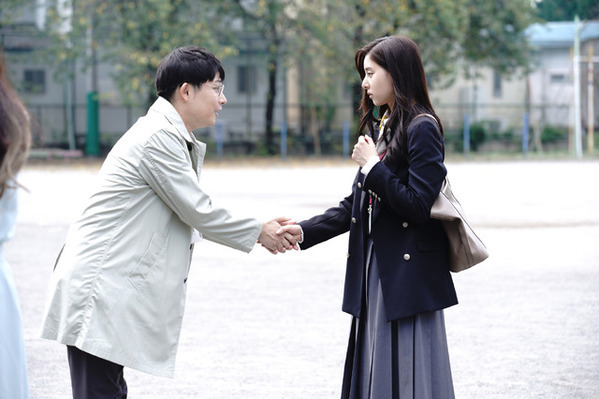 タイムカプセルから出てきたのは、顔が塗りつぶされた卒業アルバム…間宮祥太朗＆新木優子主演のミステリー「良いこと悪いこと」第1話あらすじ公開　