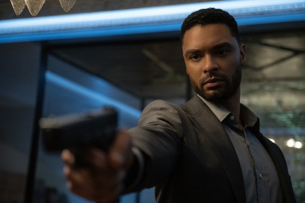 マイケル・ファスベンダーは「“静かな強さ”を」ダンヒルを着こなす『ブラックバッグ』劇中衣装展も開催