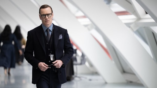 マイケル・ファスベンダーは「“静かな強さ”を」ダンヒルを着こなす『ブラックバッグ』劇中衣装展も開催